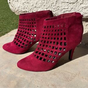Women’s Theo Size 7 1/2 Burgundy Cutout Suede Ankle Booties